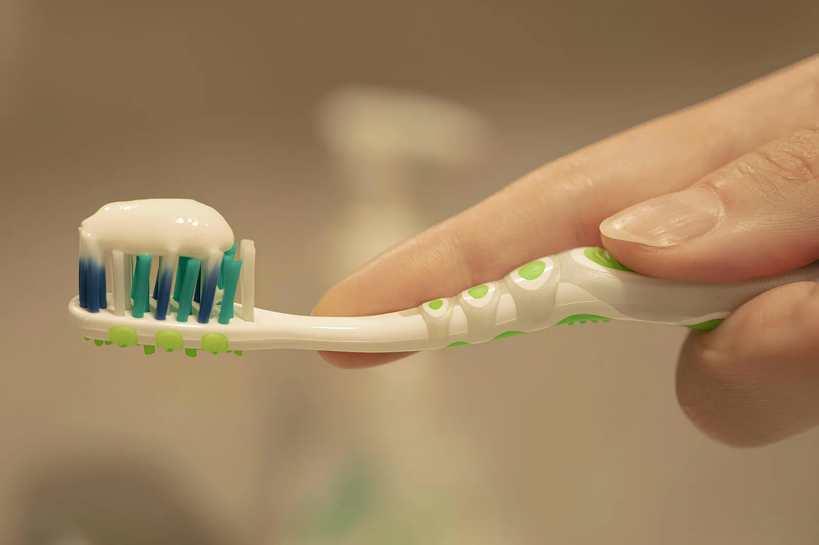 Dientes sensibles al frío y al calor: causas y cuándo consultar al dentista