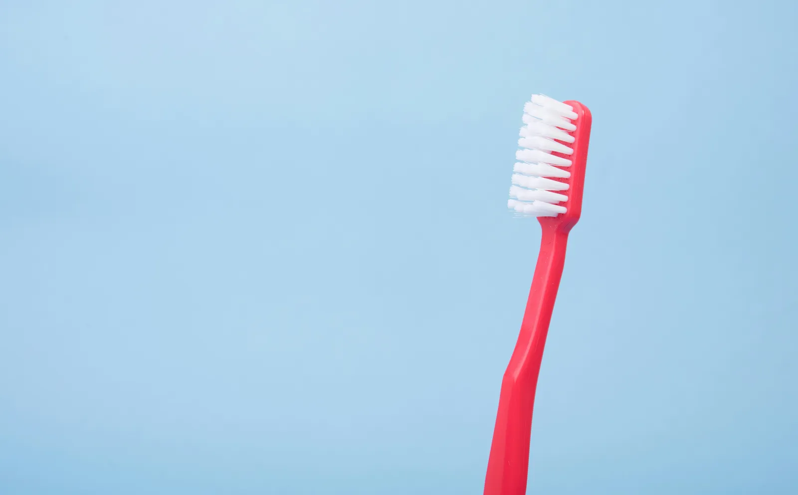 Encías que sangran: causas frecuentes y cuándo consultar al dentista